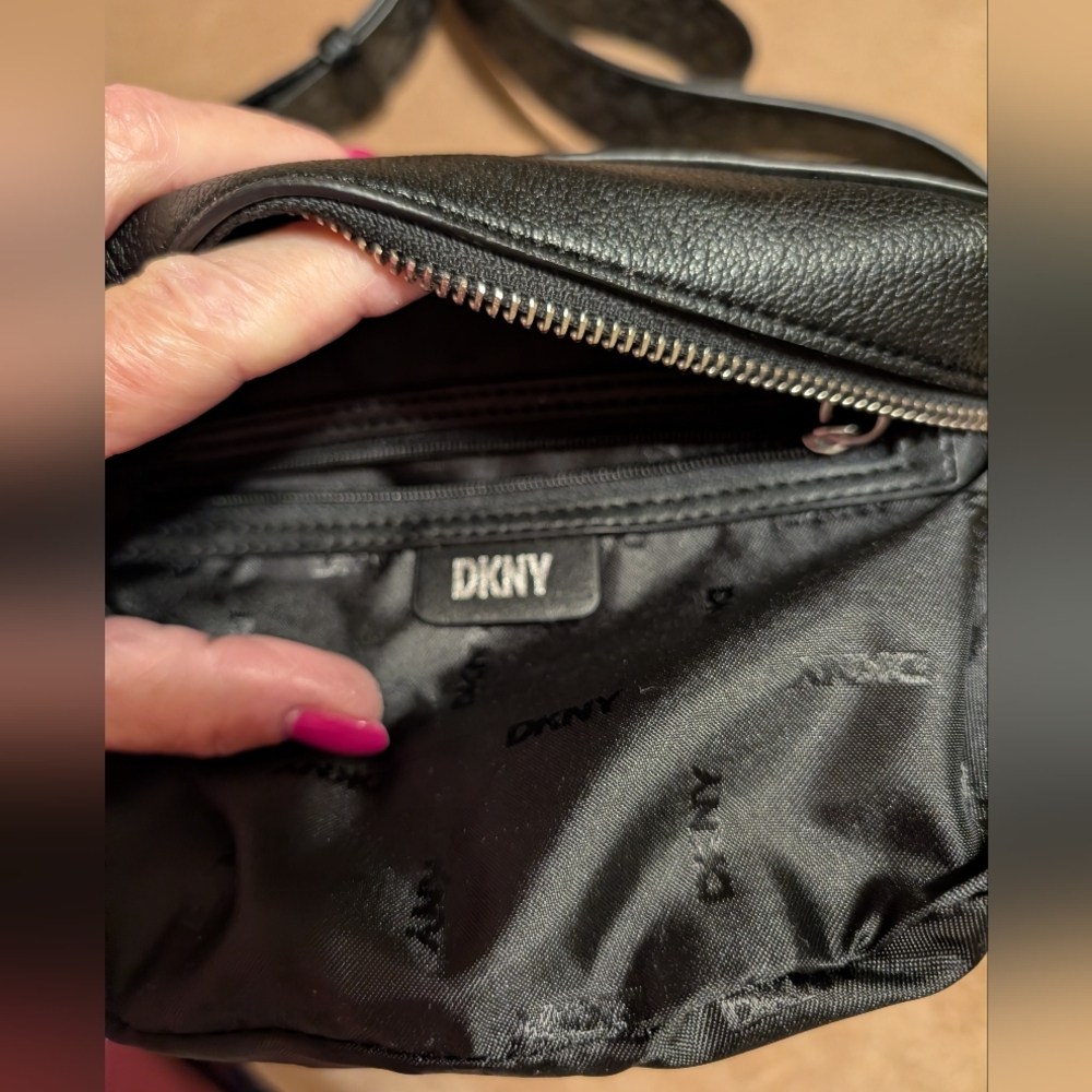 DKNY Tinsley Crossbody or "camera bag" style NWT - Picture 5 of 16